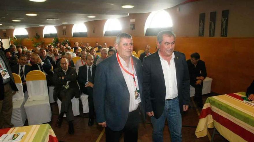 Lorenzo Ramos, secretario general de UPA, junto a Aurelio González, ayer en Zamora.