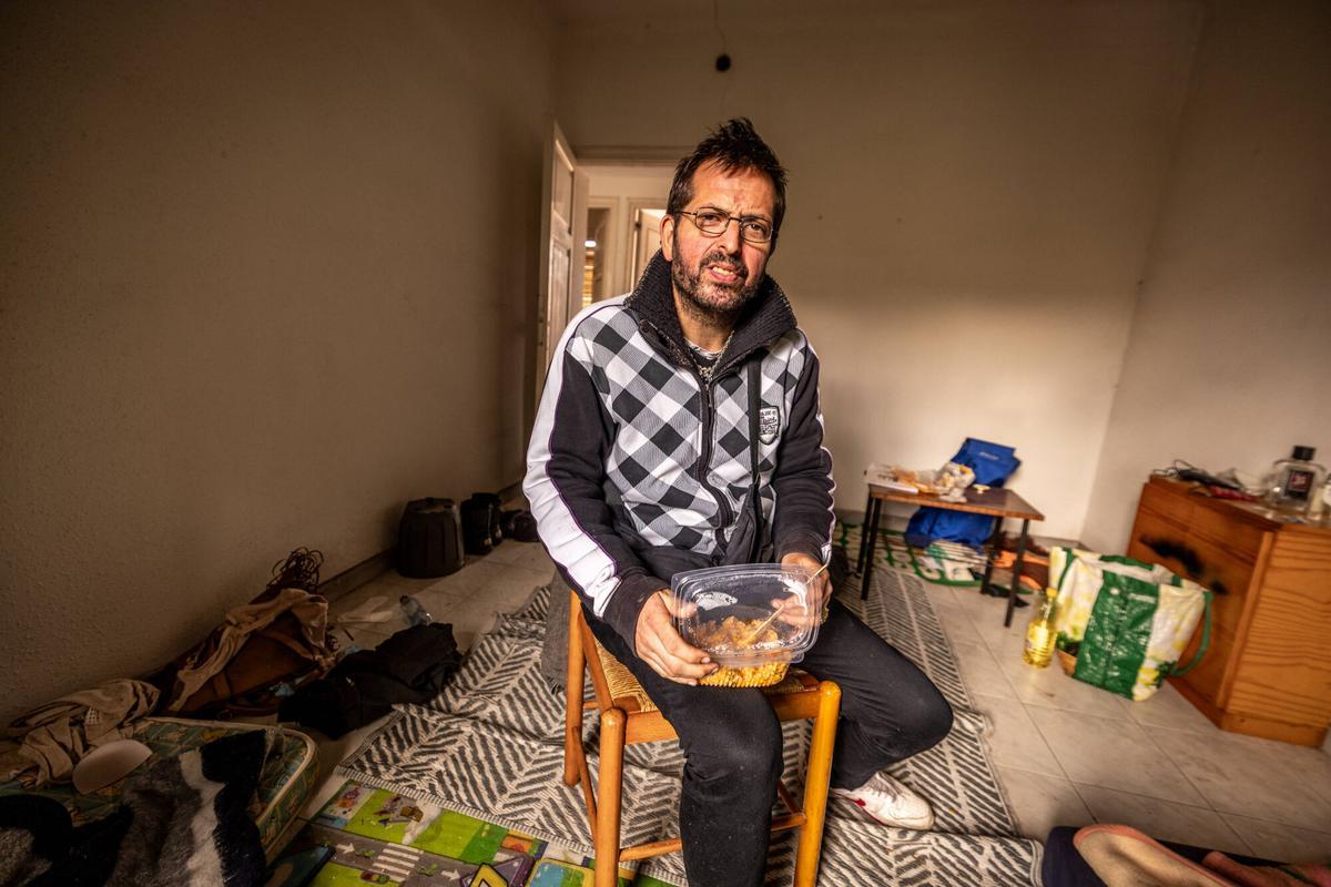 Sabadell 20/10/2025 Barcelona Area Metropolitana Desalojo inminente de los pisos ocupados de la Caserna de la Guardia Civil de Sabadell. Reportaje de las diferentes personas y familias que vivien en ella. AUTOR JORDI OTIX