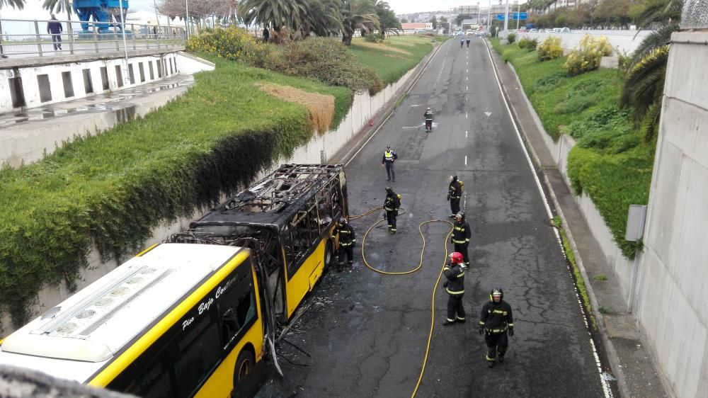 Incendio de una guagua en la Autovía