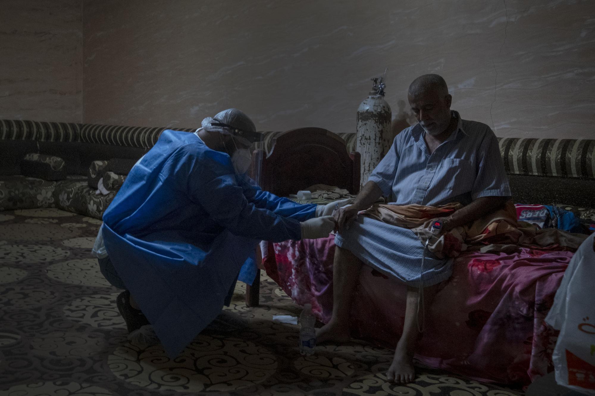 El doctor Salah Alkaber atiende a un paciente con covid.