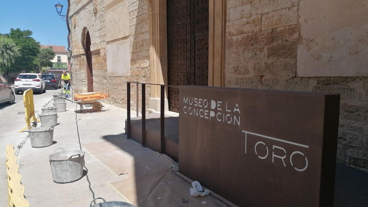 Un operario ultima los retoques de la restauración de la iglesia de La Concepción