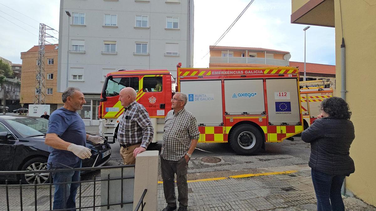 Rescatada a través de su balcón por un incendio en una casa en Chapela que calcinó el garaje