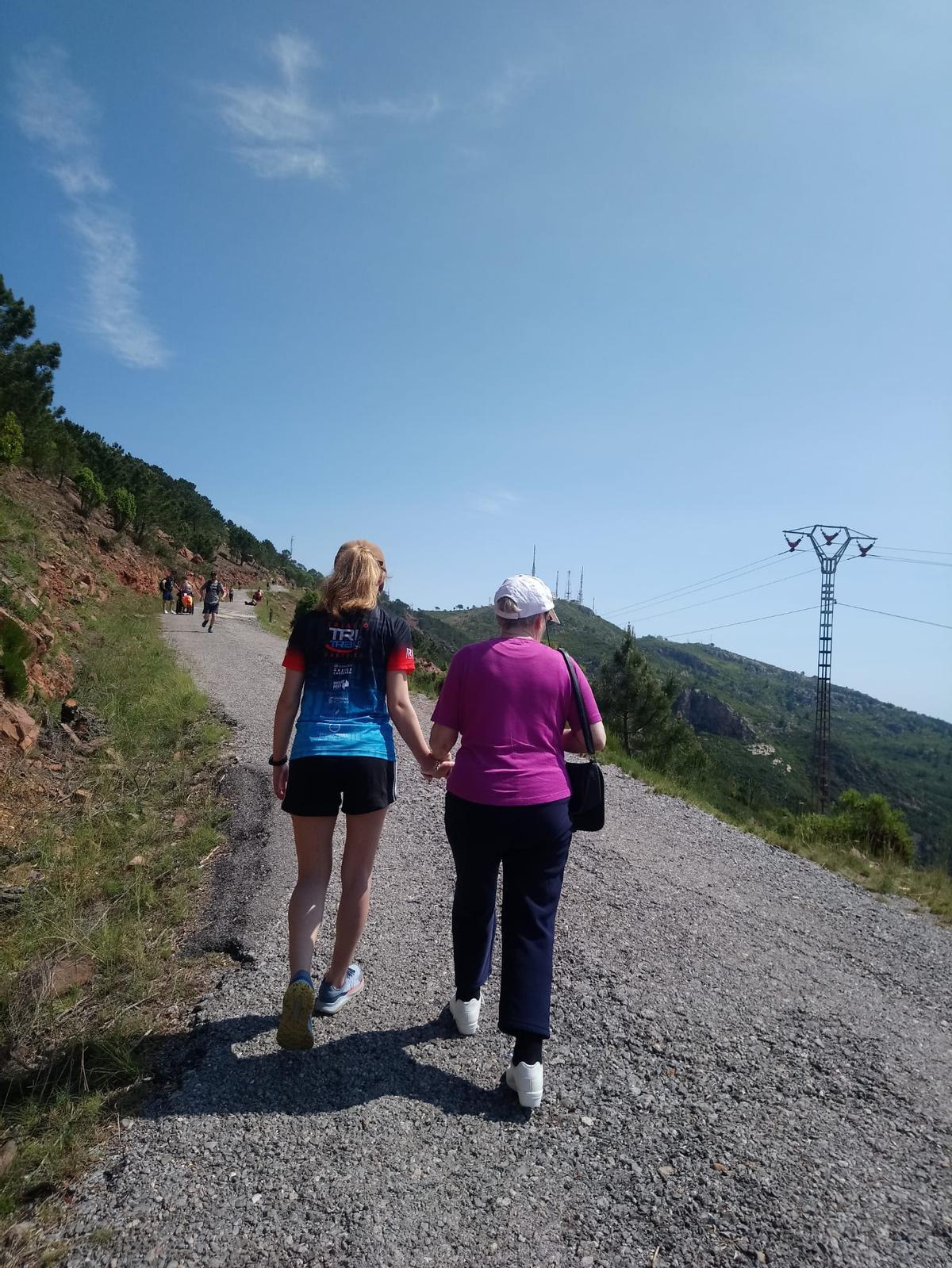 Una mujer logró subir algunos tramos a pie, con la ayuda de voluntarios.