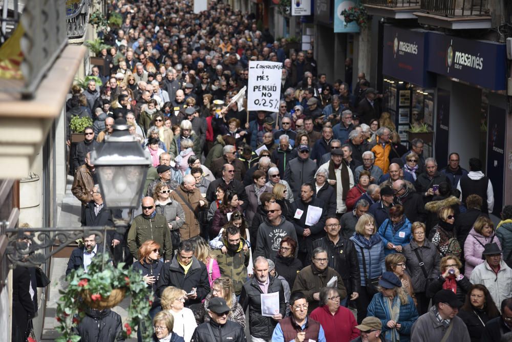 Un miler de persones es manifesten a Manresa a favor d'unes pensions dignes