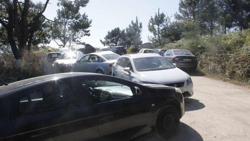 Automóviles estacionados en las inmediaciones de la playa de Lagos, en la parroquia de Beluso. // S.Á.