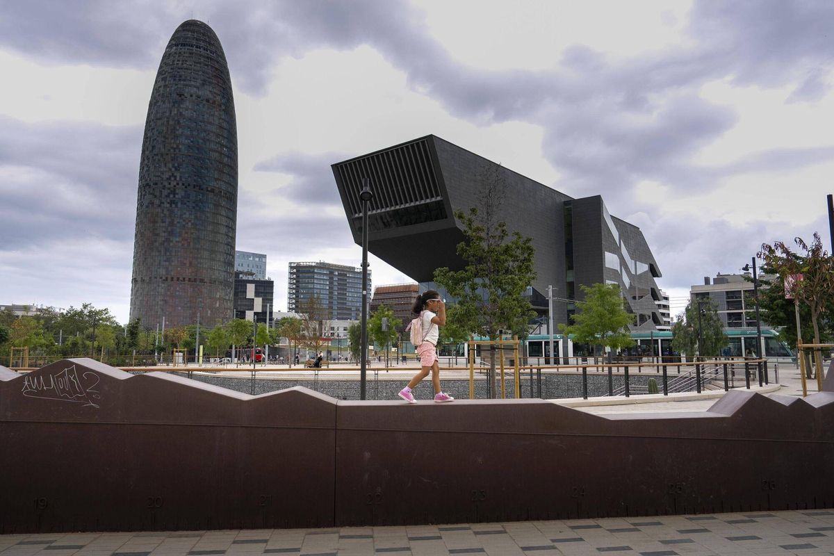 El homenaje a la definición del metro, un monumento que los niños usan para jugar.