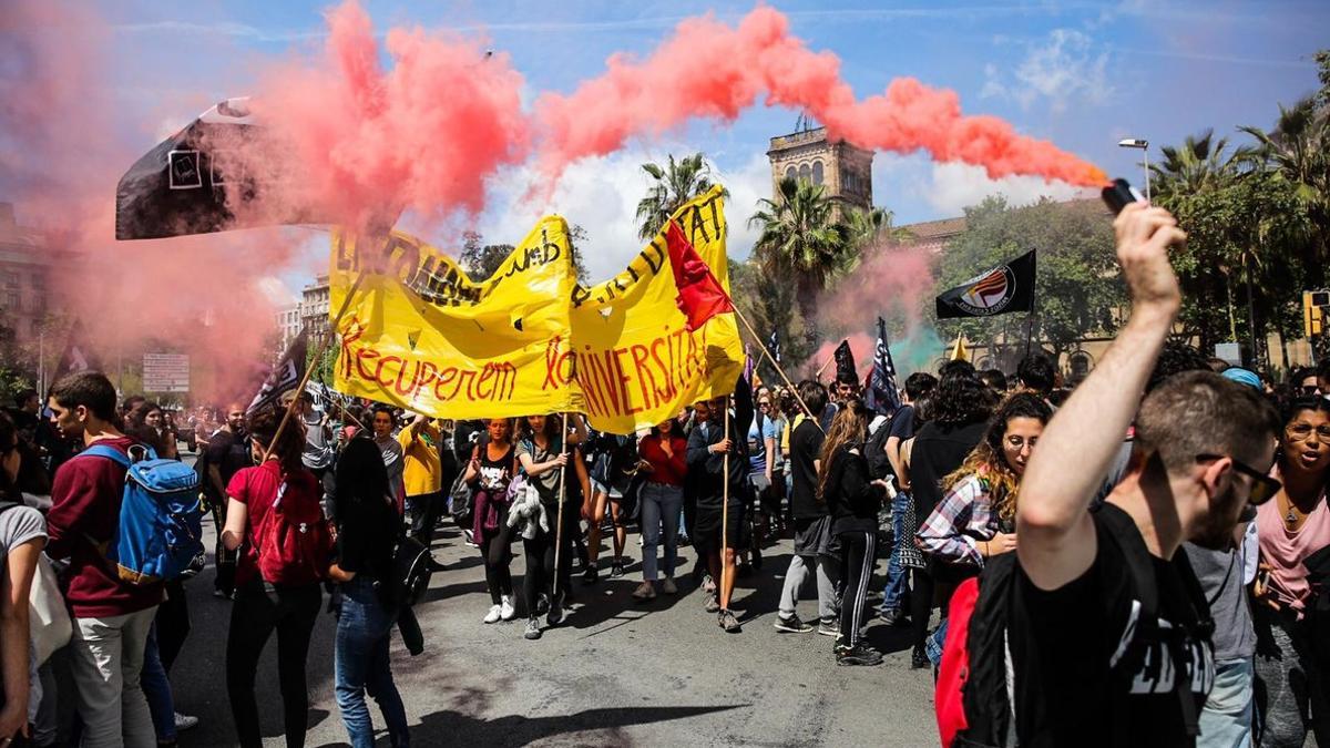 Inicio de la manifestación de estudiantes, en la plaza de la Universitat