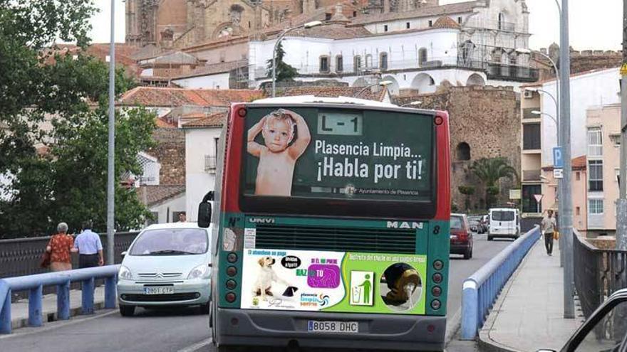 Una campaña incide en el deber de recoger las heces de perro en Plasencia - El Periódico Extremadura