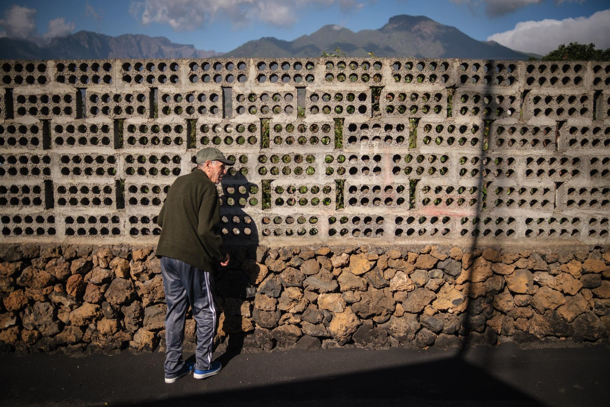 Regreso a casa de vecinos afectados por el volcán de La Palma.