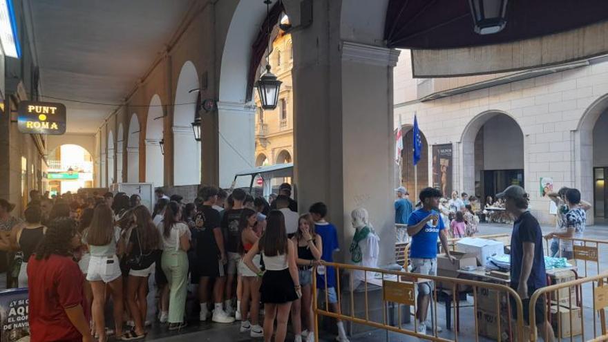 Los jóvenes llenaron los puestos de las diferentes peñas durante toda la jornada.