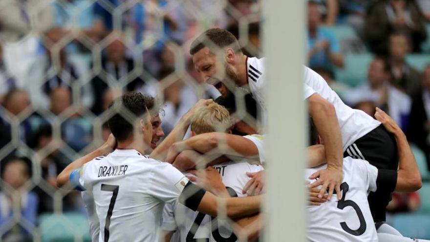 Los jugadores alemanes celebran uno de los goles.