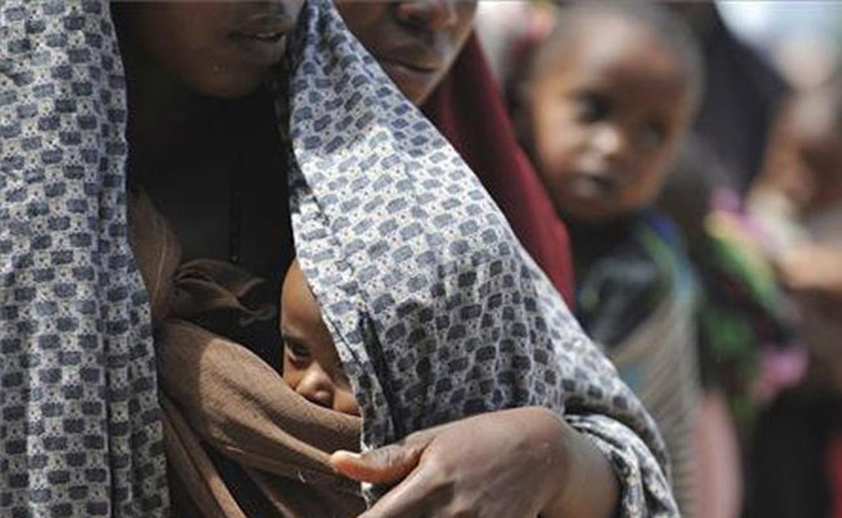 Refugiats somalis esperen en fila per rebre assistència mèdica d’una oenagé sud-africana a Mogadiscio, Somàlia.