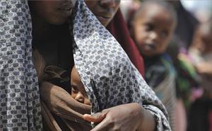 Refugiats somalis esperen en fila per rebre assistència mèdica d’una oenagé sud-africana a Mogadiscio, Somàlia.