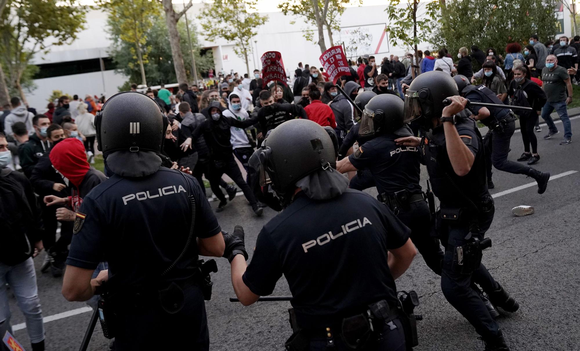 La policía carga en manifestación frente a la Asamblea de Madrid.