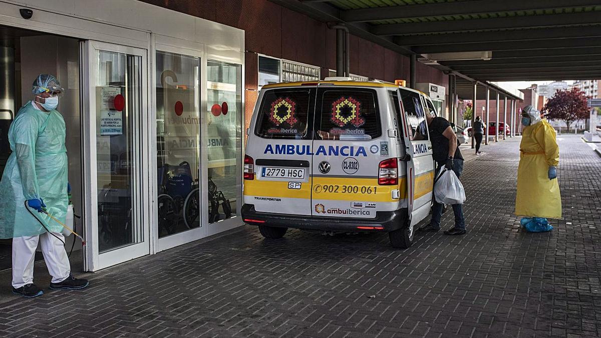 Una ambulancia en la puerta de Urgencias. | Emilio Fraile