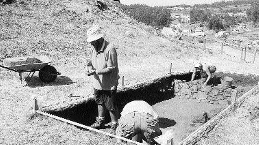 Os arqueólogos escavan do no Castro de Chandebrito. / CARLOS PEREIRA