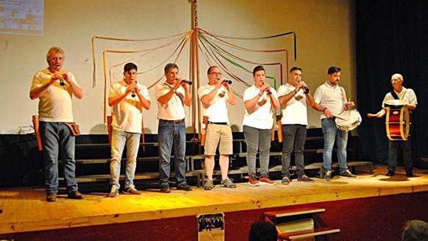 El grupo de dulzaineros de Fuentesaúco tocando en el Teatro Municipal durante el festival de Fini &quot;El Barrito&quot;.