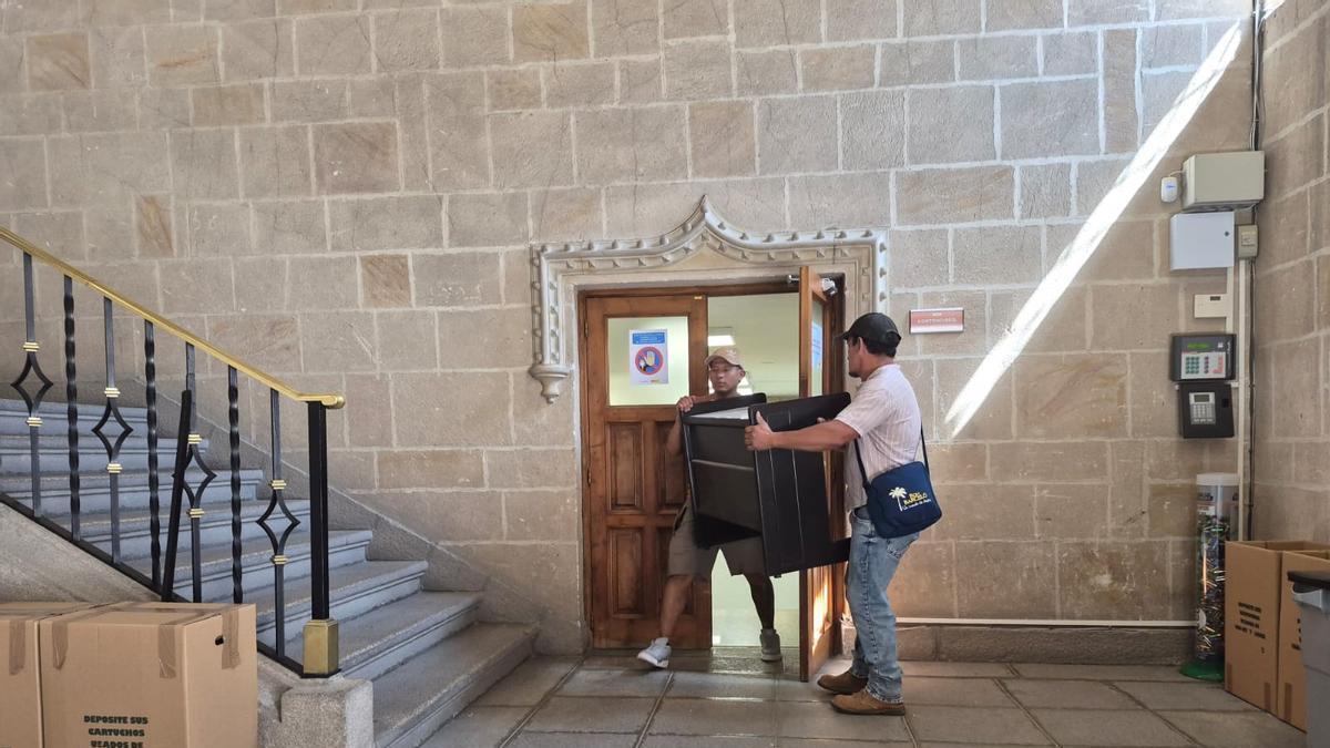 Los trabajadores de la empresa adjudicataria vacían los despachos del Decanato y del Servicio Notificaciones.