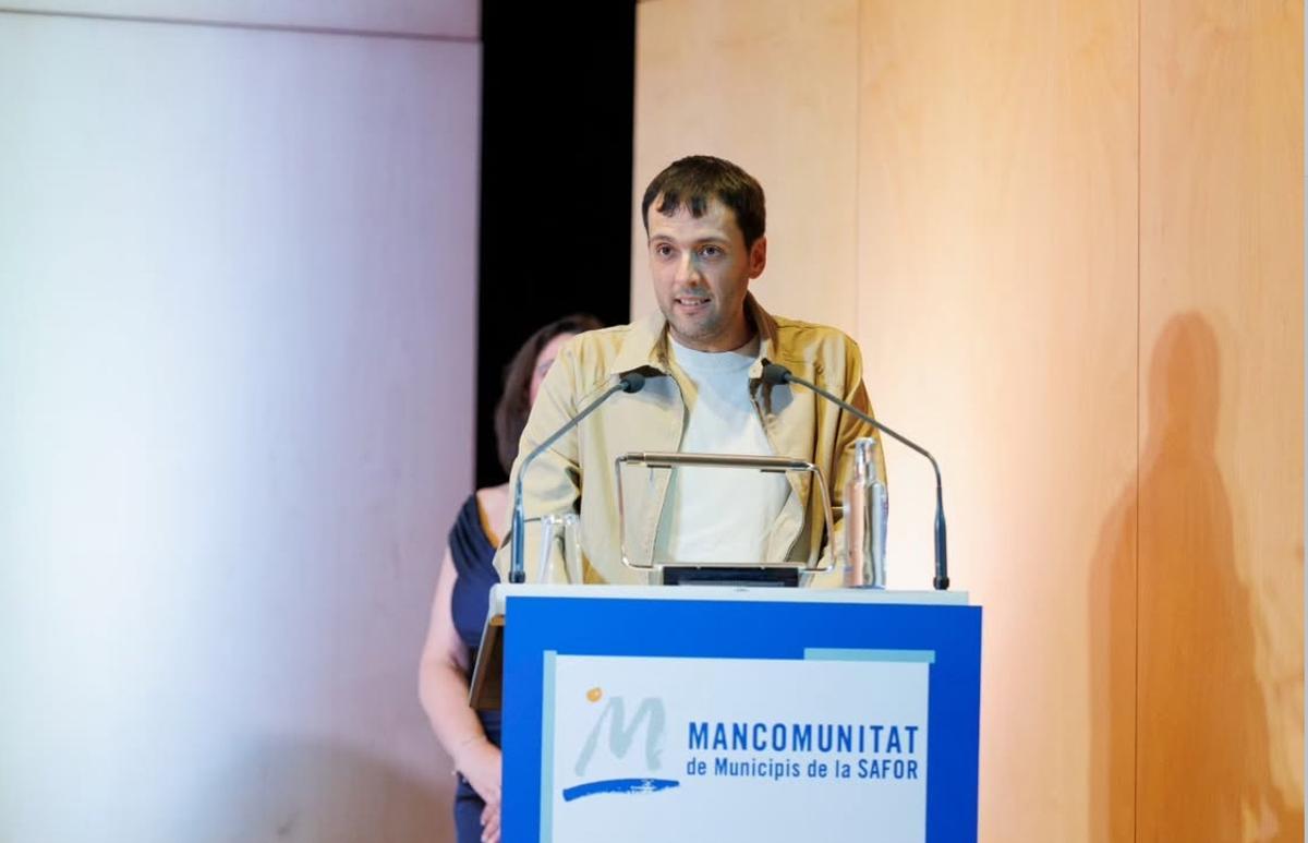 El editor y escritor Octavio Ferrero, tras recibir el premio Carmesina de La Safor