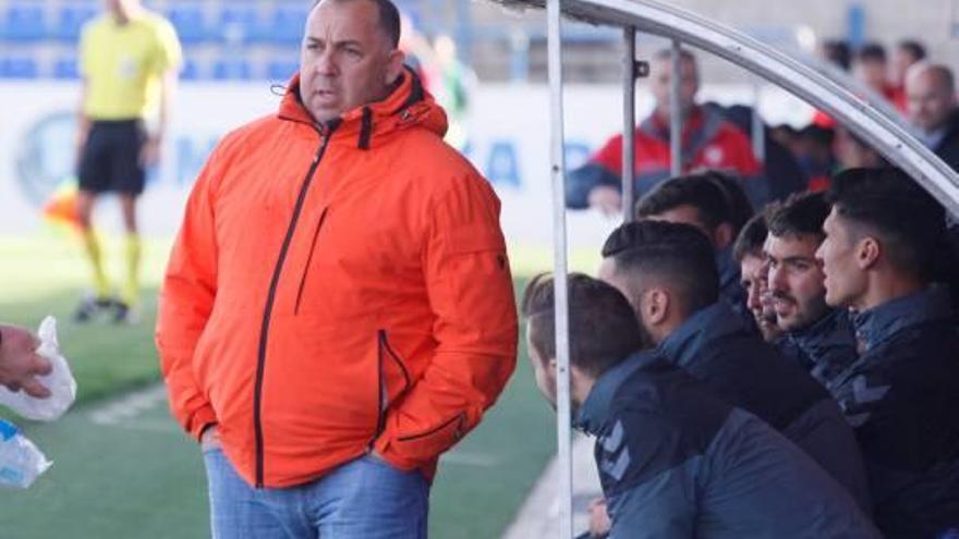 Oriol Alsina, dempeus a l&#039;àrea tècnica de l&#039;estadi palamosí durant el partit contra el Sabadell.