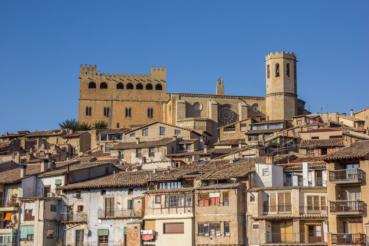 El castillo y la iglesia sobre el pueblo de Valderrobres