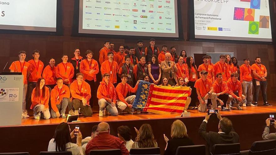 Alumnat que porta l'equip.