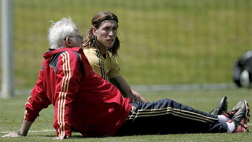 Sergio Ramos y Luis Aragonés, ayer a la conclusión del entrenamiento de la selección española.