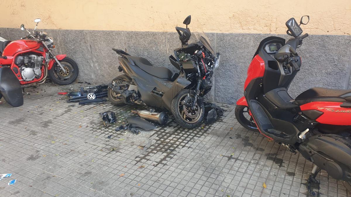 Un coche se estrella contra varias motos aparcadas en la calle Joan Miró de Palma