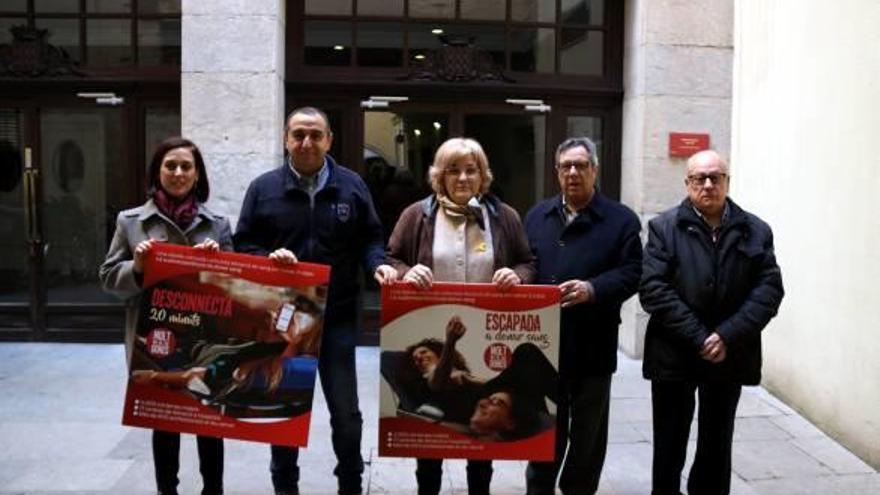 La doctora Anna Millán; el donant Pere Guisado; la regidora de Salut de Girona, Eva Palau; i Blai Buisan i Eduard Soler, de l&#039;Associació de Donants de Sang de Girona, durant la presentació de la Marató.