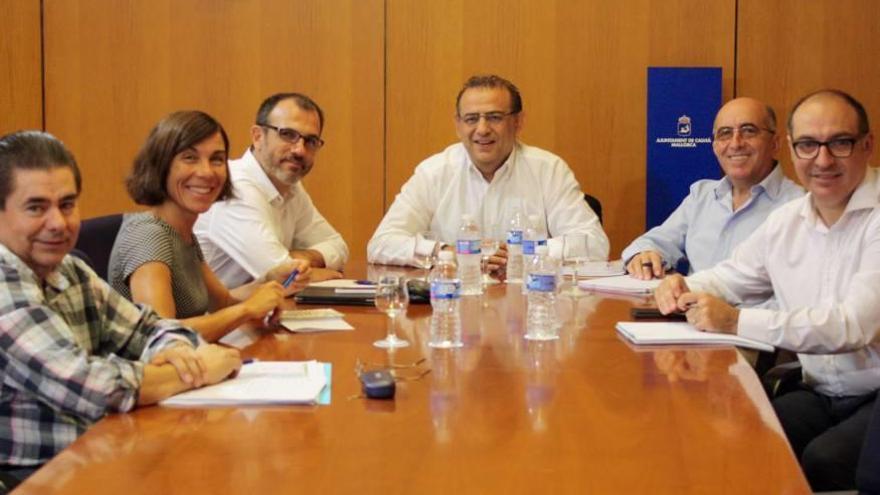 Las delegaciones del Govern y del Consistorio, ayer, encabezadas por Biel Barceló y Alfonso Rodríguez Badal.