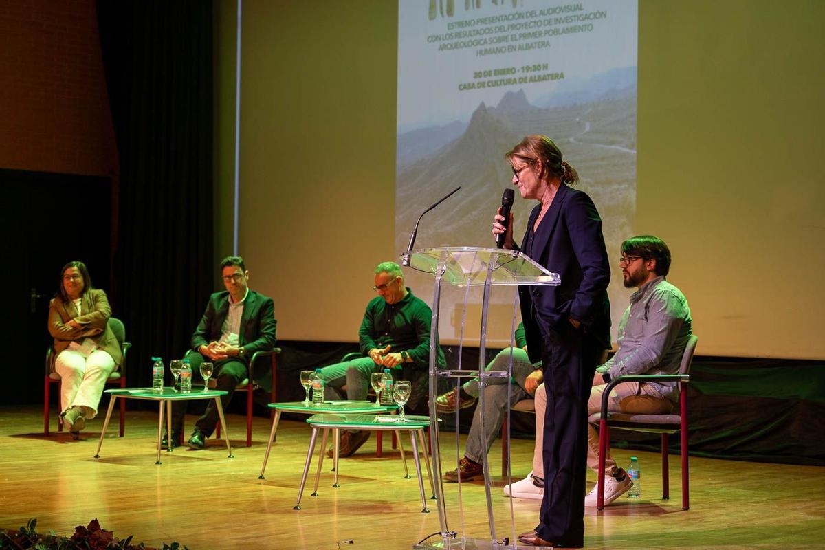 Momento de la clausura del acto de la mano de Ana Serna, alcaldesa de Albatera