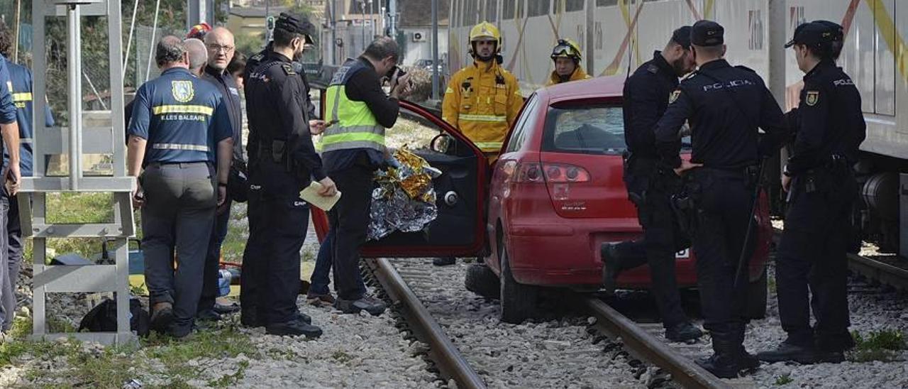 Accidente mortal ocurrido el jueves al embestir el tren a un coche al cruzar un paso a nivel.