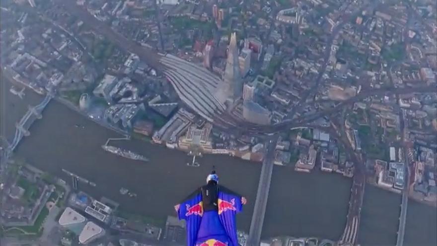 Espectacular e histórico vuelo con trajes de alas sobre el &#039;Tower Bridge&#039; de Londres
