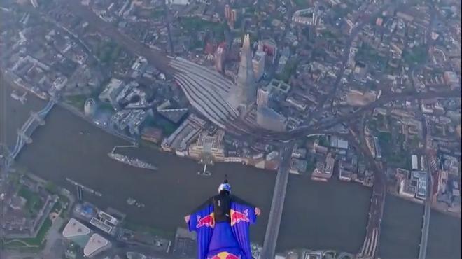 Espectacular e histórico vuelo con trajes de alas sobre el Tower Bridge de Londres