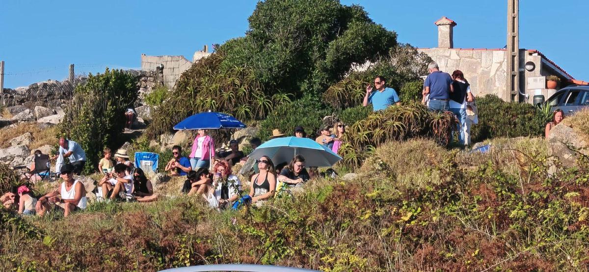 Gente en Donón viendo los primeros momentos del eclipse.