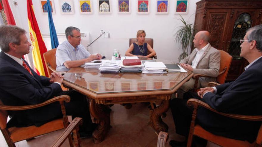 La alcaldesa de Zamora preside la reunión con el presidente rojiblanco, Segismundo Ferrero, y el directivo, Bernardo Calvo.