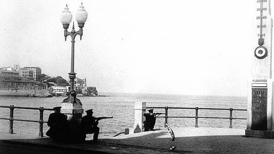 Tres guardias de Asalto, en la Escalerona en octubre de 1934.