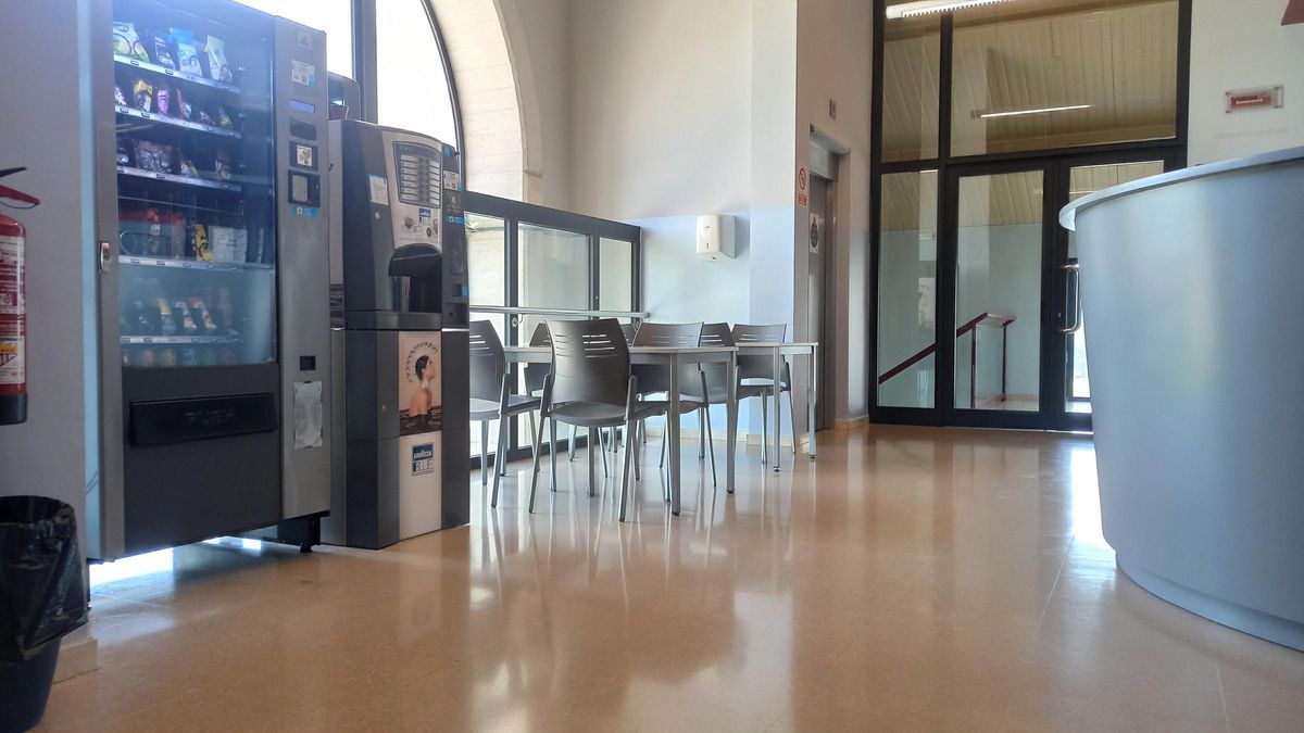 El refugi climàtic del Palau Firal compta amb un petit espai de bar