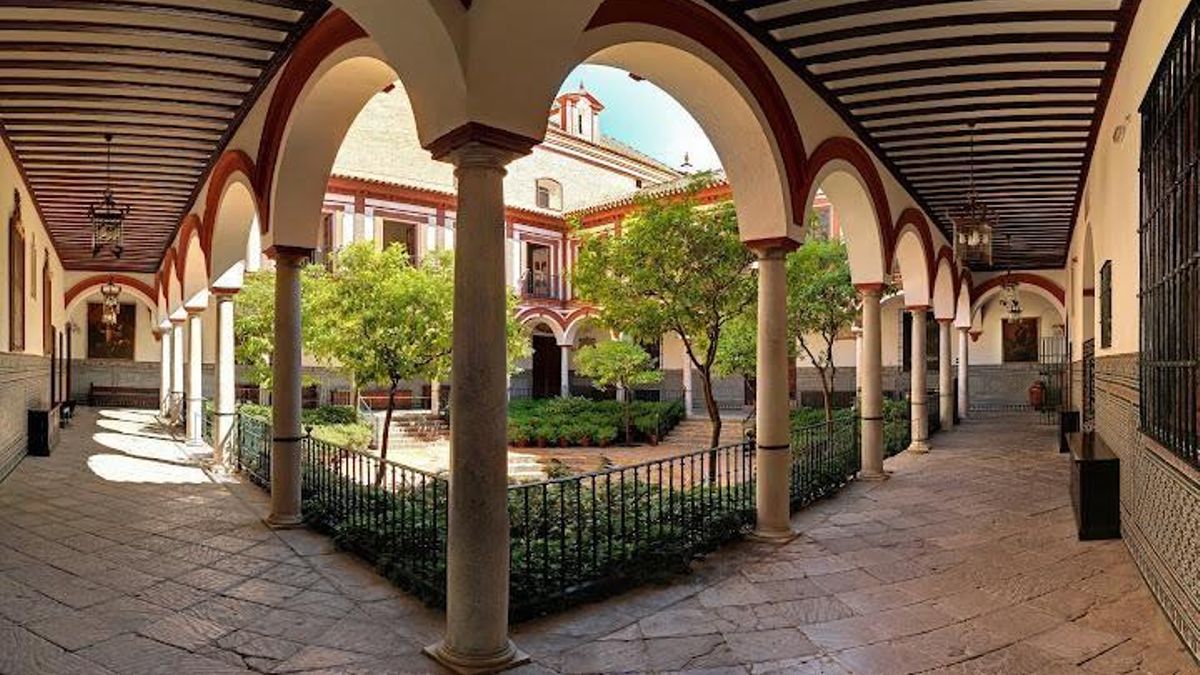 Vista del patio central del Hospital de Los Venerables.