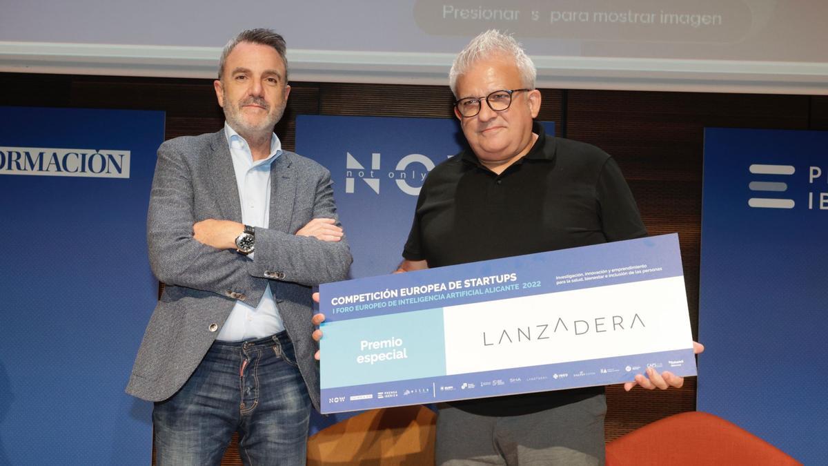 Javier Jiménez, director General de Lanzadera, entrega el premio.