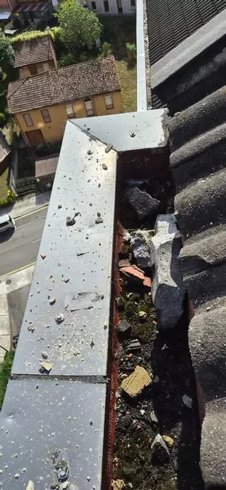 El tejado y las placas solares del edificio tras el impacto.