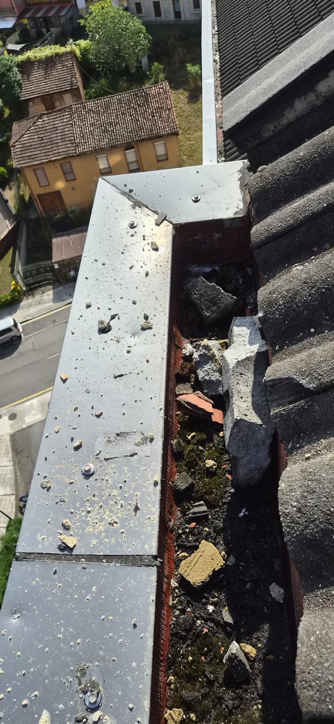 El tejado y las placas solares del edificio tras el impacto.