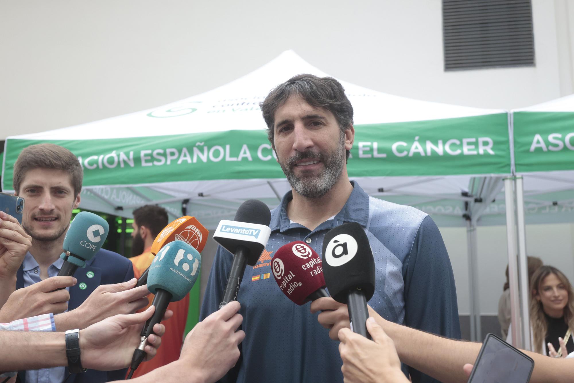 Mesa de cuestación contra el cáncer con Valencia Basket, Juan Roig y Hortensia Herrero