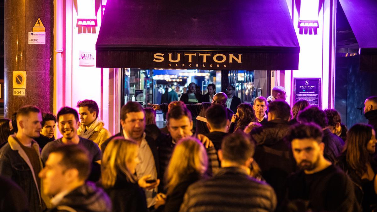 Ambiente en la puerta de la discoteca Sutton, en la calle Tuset de Barcelona