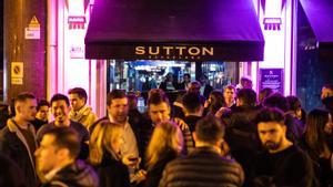 Ambiente en la puerta de la discoteca Sutton, en la calle Tuset de Barcelona