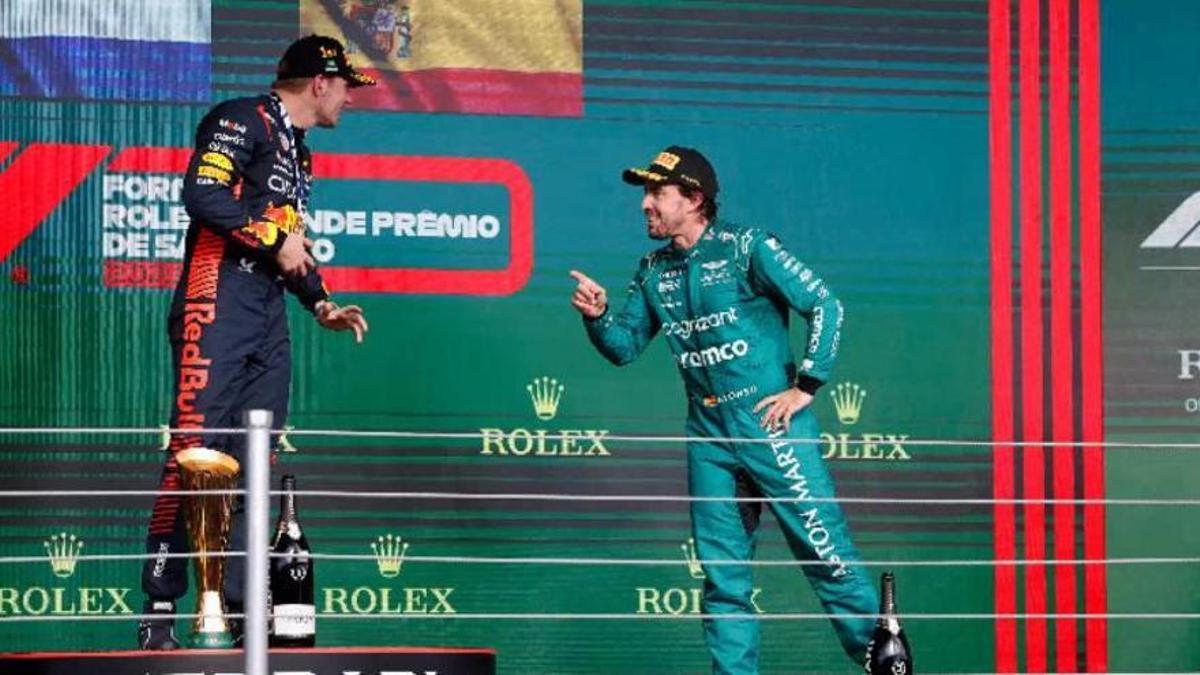 Max Verstappen i Fernando Alonso en el podi de Brasil. | SEBASTIAO MOREIRA/EFE