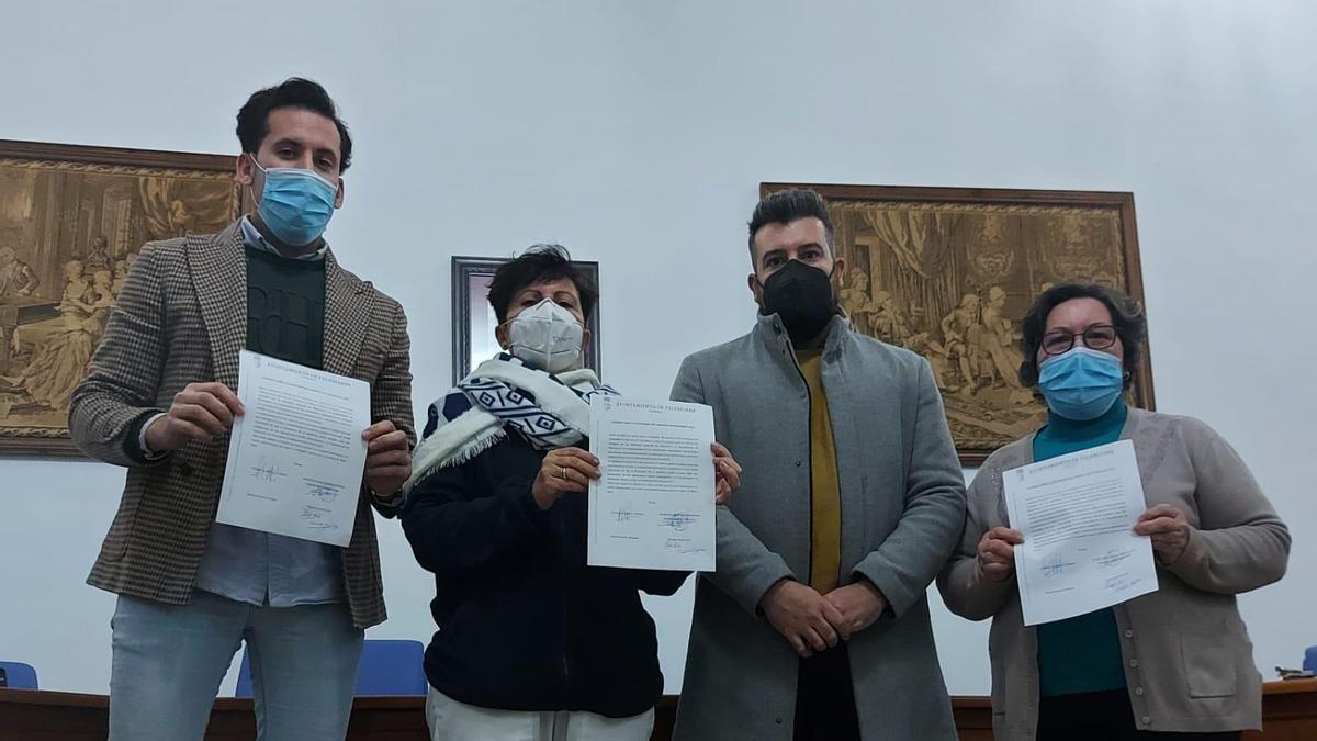 Organizadores y Ayuntamiento, tras firmar el acuerdo de aplazamiento del carnaval de Palenciana.