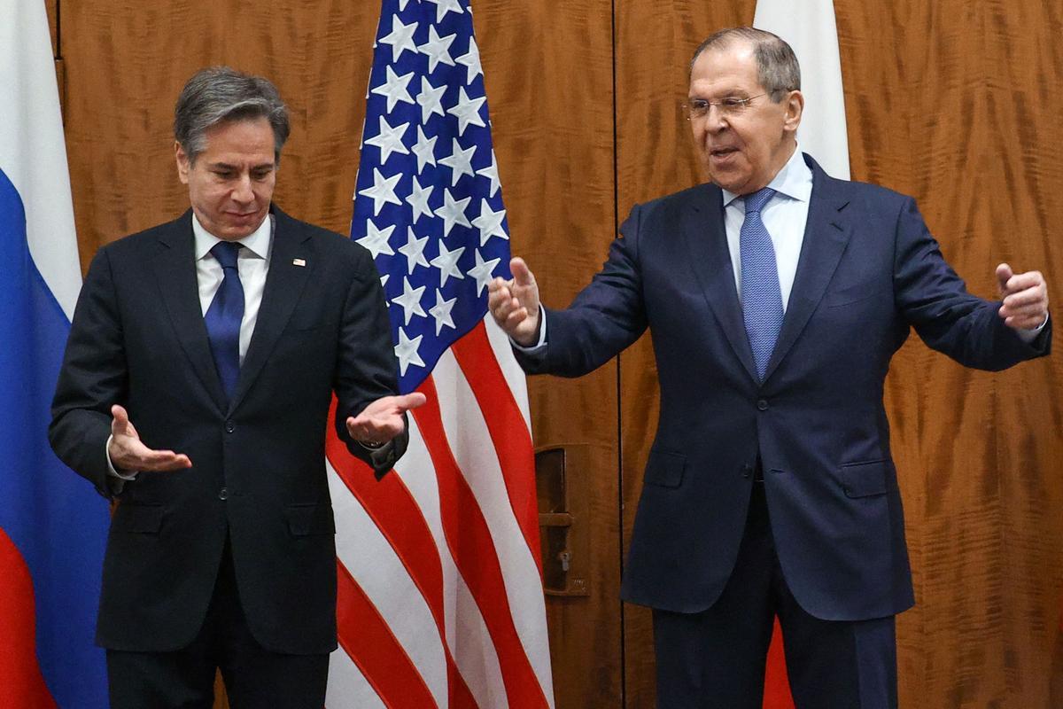El ministro de  relaciones Exteriores de Rusia Sergei Lavrov posa junto a su homólogo de EE.UU Antony Blinken antes de su reunión en Ginebra 