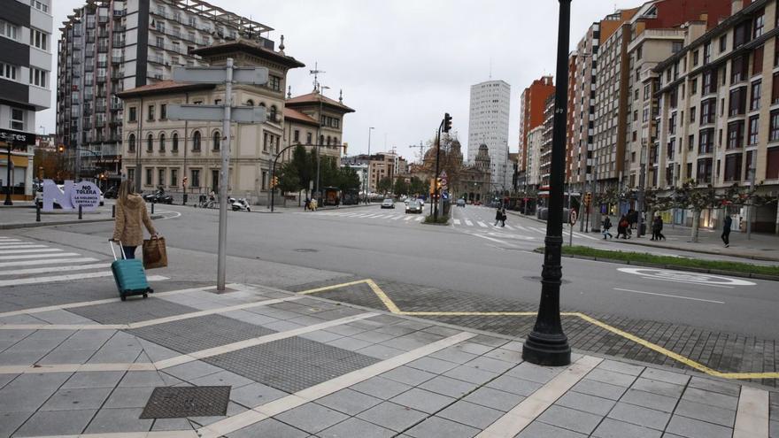 Vista del cruce de las calles Palacio Valdés (al fondo) con la avenida de la Costa, desde donde está tomada la imagen, el paseo de la Infancia y la calle Llanes, ayer por la tarde.