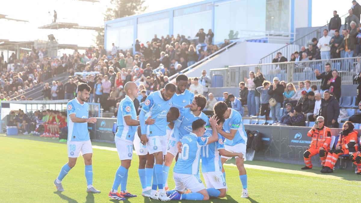 Los jugadores celestes celebran el gol de Fran Castillo.